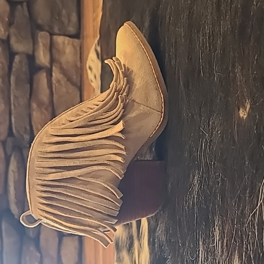 Size 8.5 Tan V Cut Fringe Booties